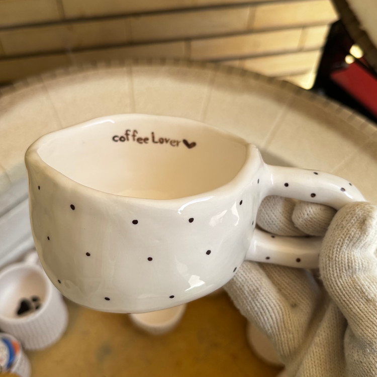 ماگ دفرمه خالخالی قهوه ای
